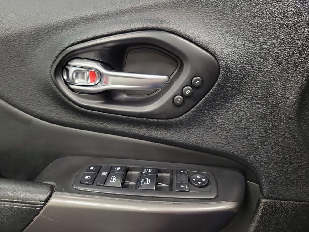 Used 2019 Jeep Cherokee Limited image 19