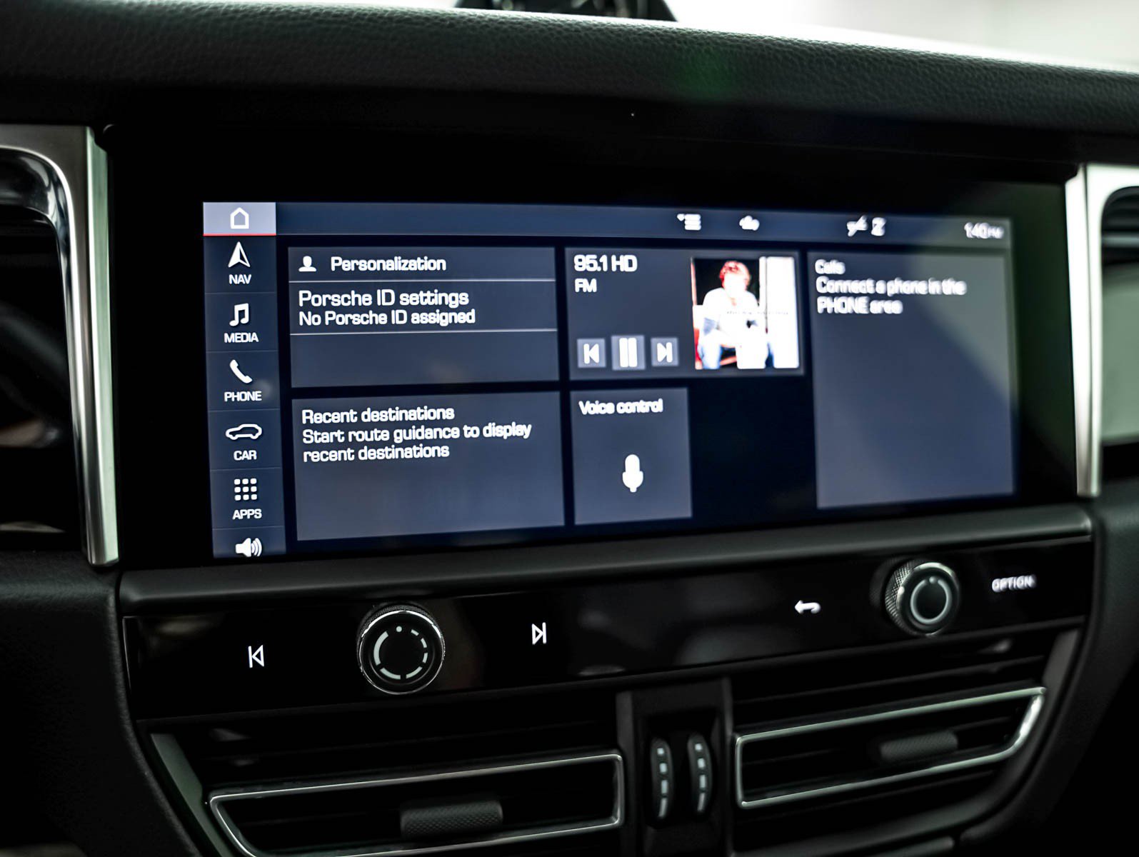 Certified 2023 Porsche Macan AWD/4WD image 23
