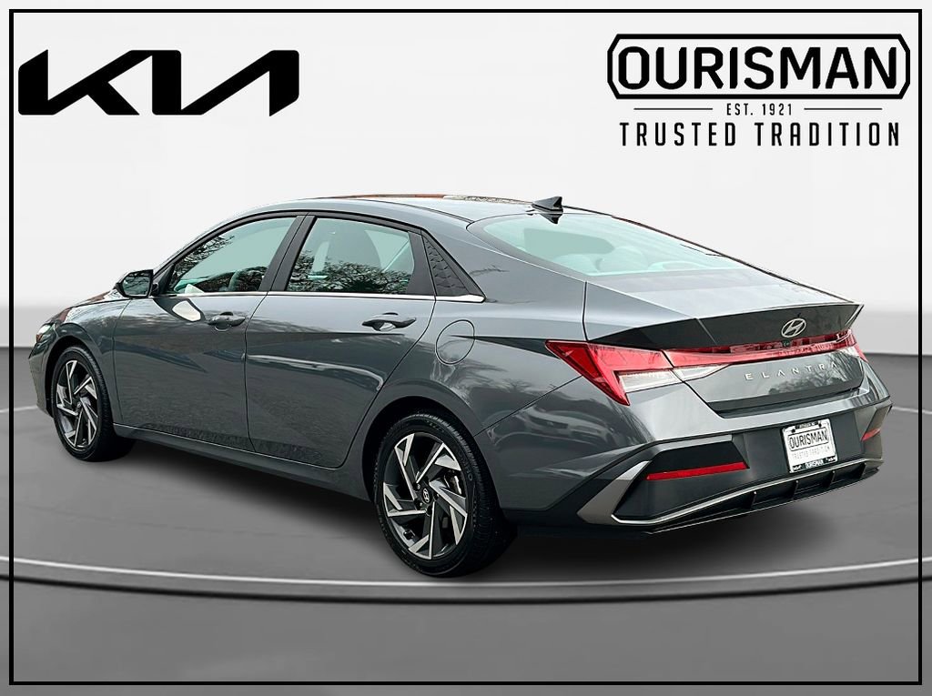 Used 2024 Hyundai Elantra SEL w/ Convenience Package image 3