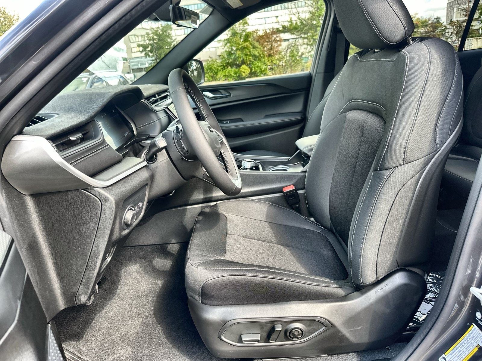 New 2025 Jeep Grand Cherokee L Laredo w/ Luxury Tech Group I AWD/4WD image 13