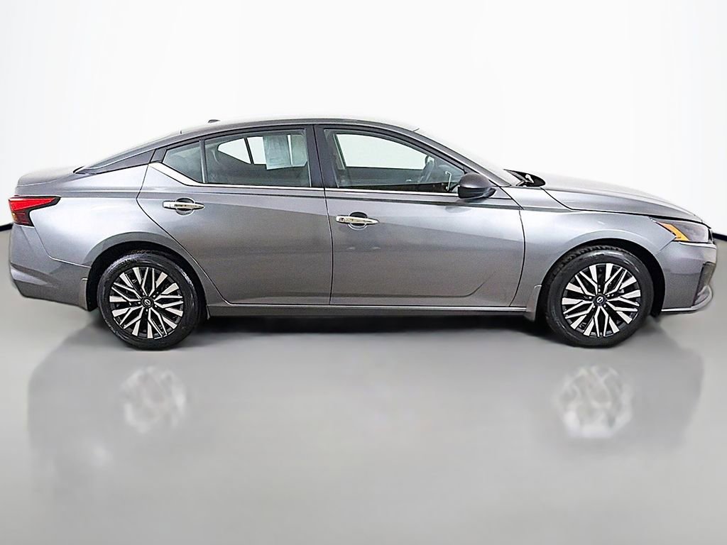 Used 2024 Nissan Altima 2.5 SV AWD/4WD image 9