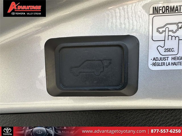 Used 2015 Toyota RAV4 Limited image 17