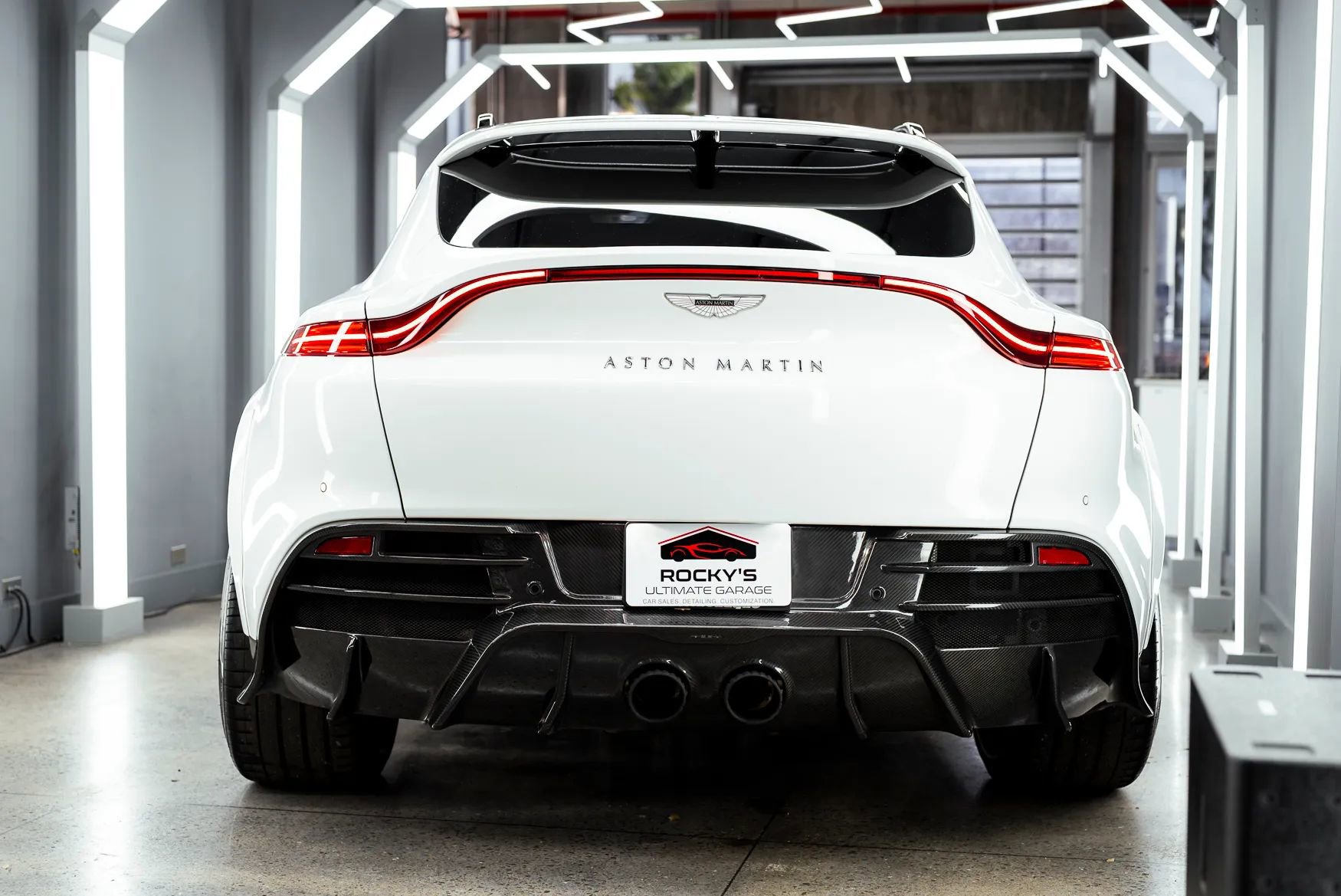 Used 2021 Aston Martin DBX AWD/4WD image 14