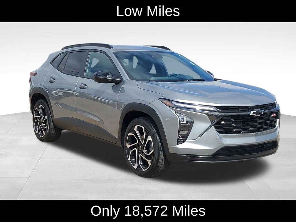 Used 2024 Chevrolet Trax RS w/ Sunroof Package image 2