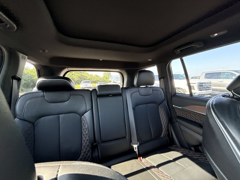 Used 2025 Jeep Grand Cherokee Summit w/ Obsidian Package AWD/4WD image 32