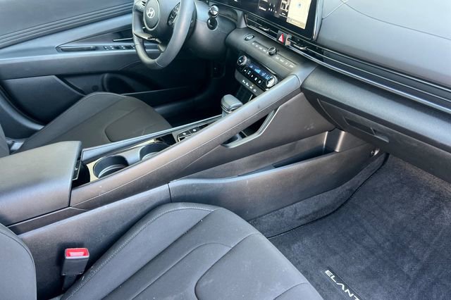 Used 2025 Hyundai Elantra SEL FWD image 18