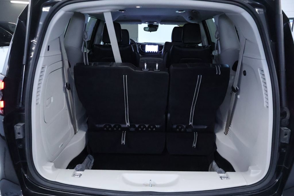 Used 2023 Chrysler Pacifica Touring-L image 19