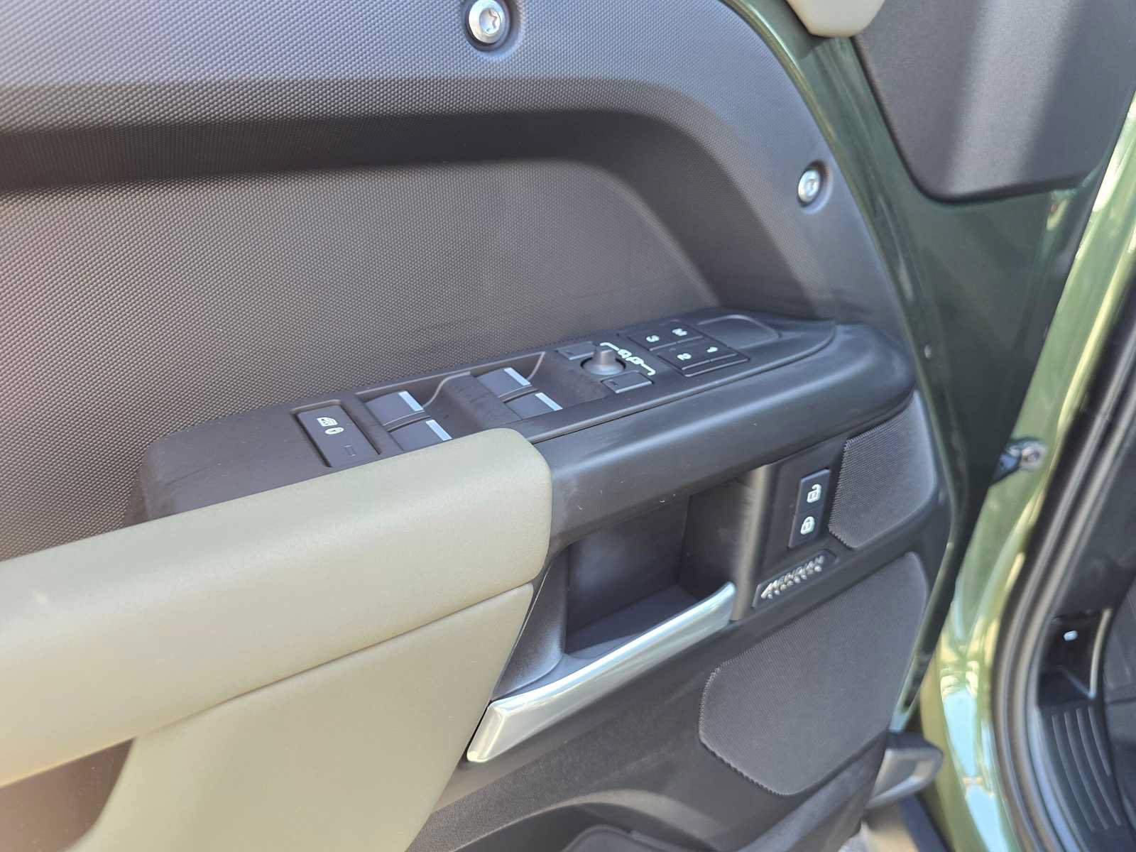 New 2026 Land Rover Defender 110 X-Dynamic SE AWD/4WD image 20
