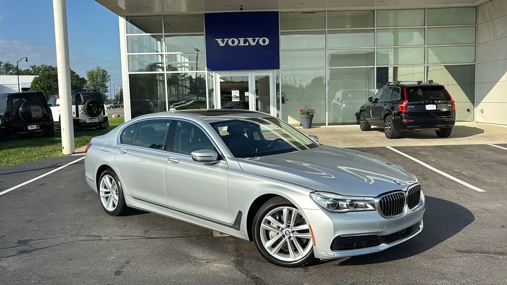 Used 2019 BMW 750i xDrive w/ Autobahn Package AWD/4WD image 2
