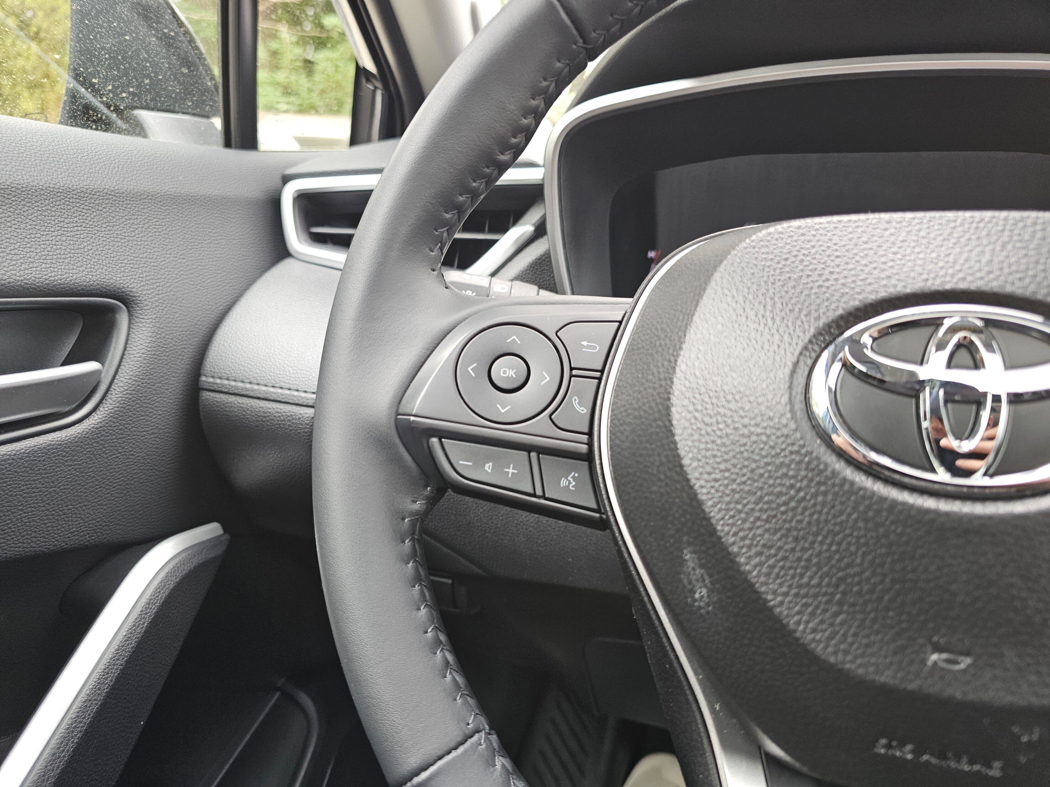 Used 2025 Toyota Corolla Cross XLE w/ Convenience Package image 32