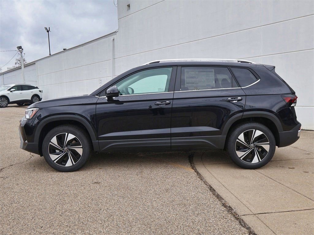 New 2026 Volkswagen Taos SE image 2
