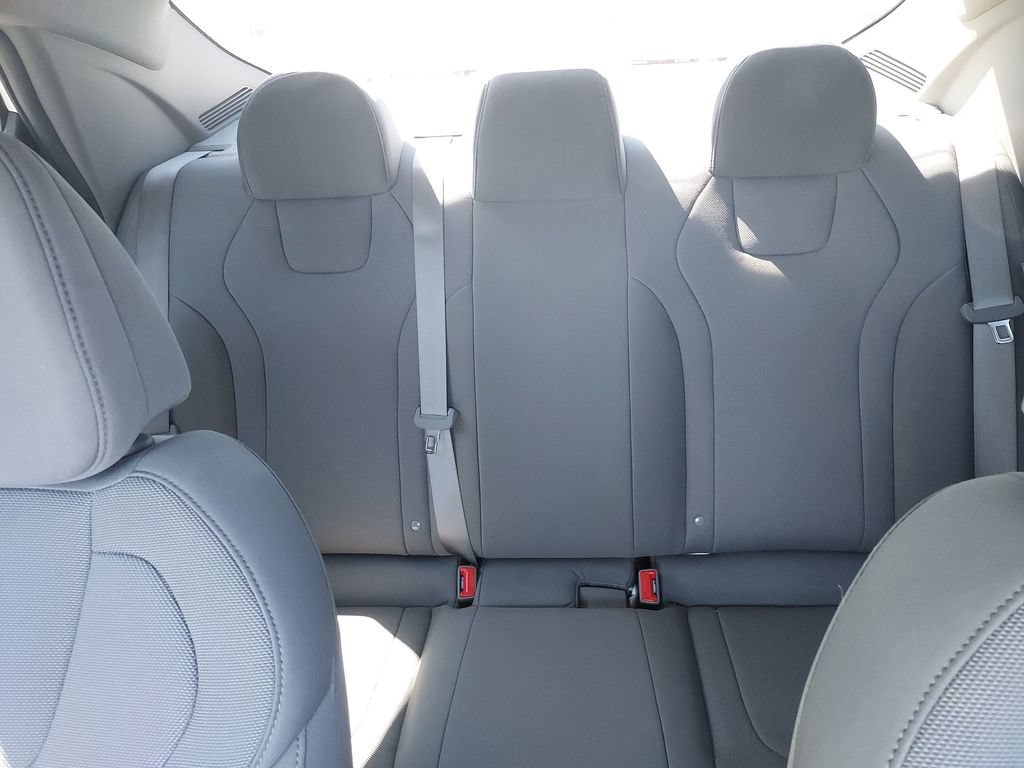 Used 2025 Hyundai Elantra SE FWD image 13