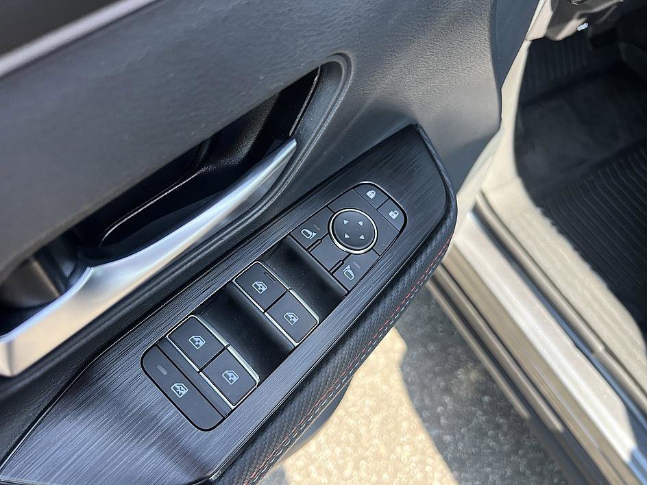 Certified 2026 Nissan Kicks SR FWD image 20