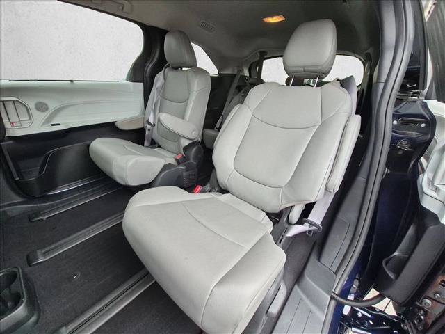 Used 2025 Toyota Sienna XLE AWD/4WD image 18