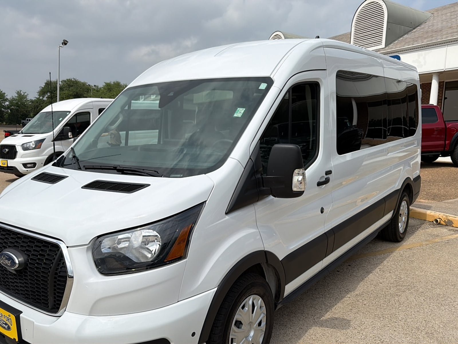 Used 2025 Ford Transit 350 XLT RWD image 4