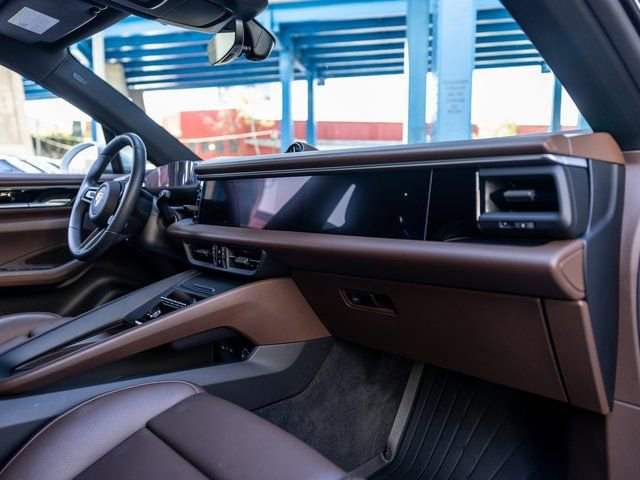 Certified 2025 Porsche Macan Electric image 32