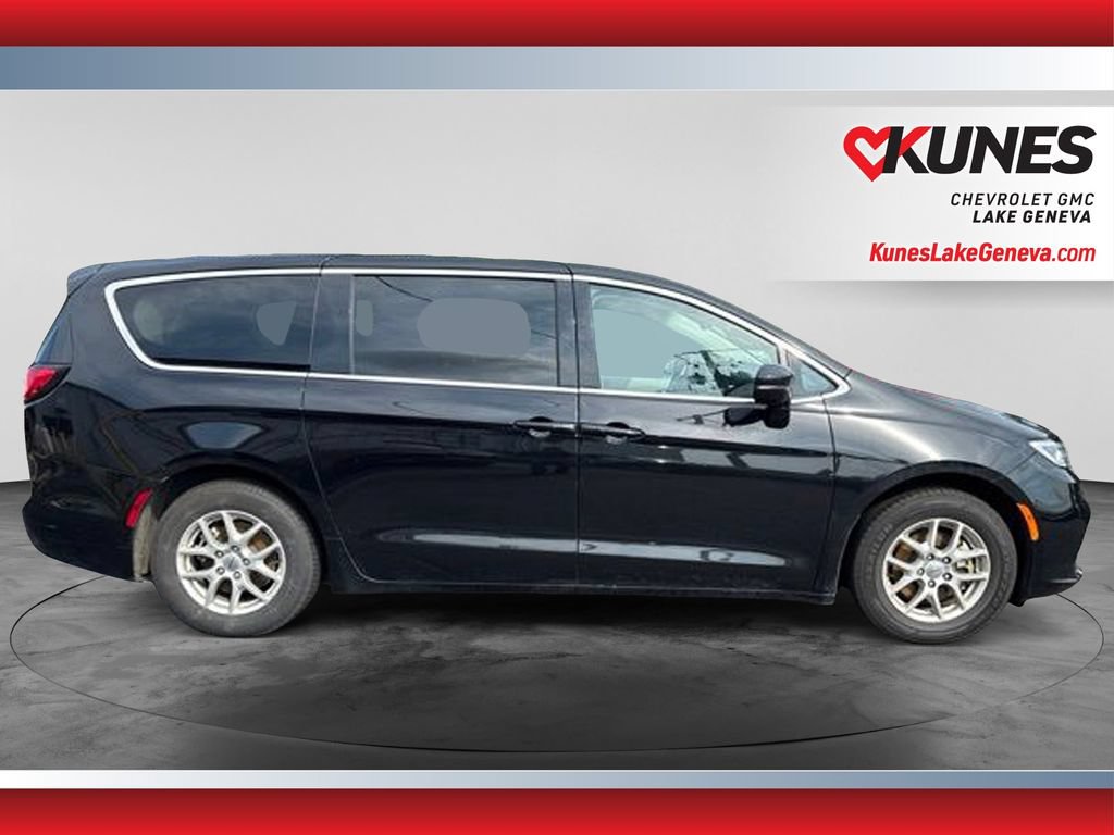 Used 2024 Chrysler Pacifica Touring-L FWD image 3
