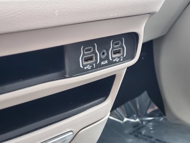 Used 2024 Chrysler Pacifica Touring-L FWD image 21