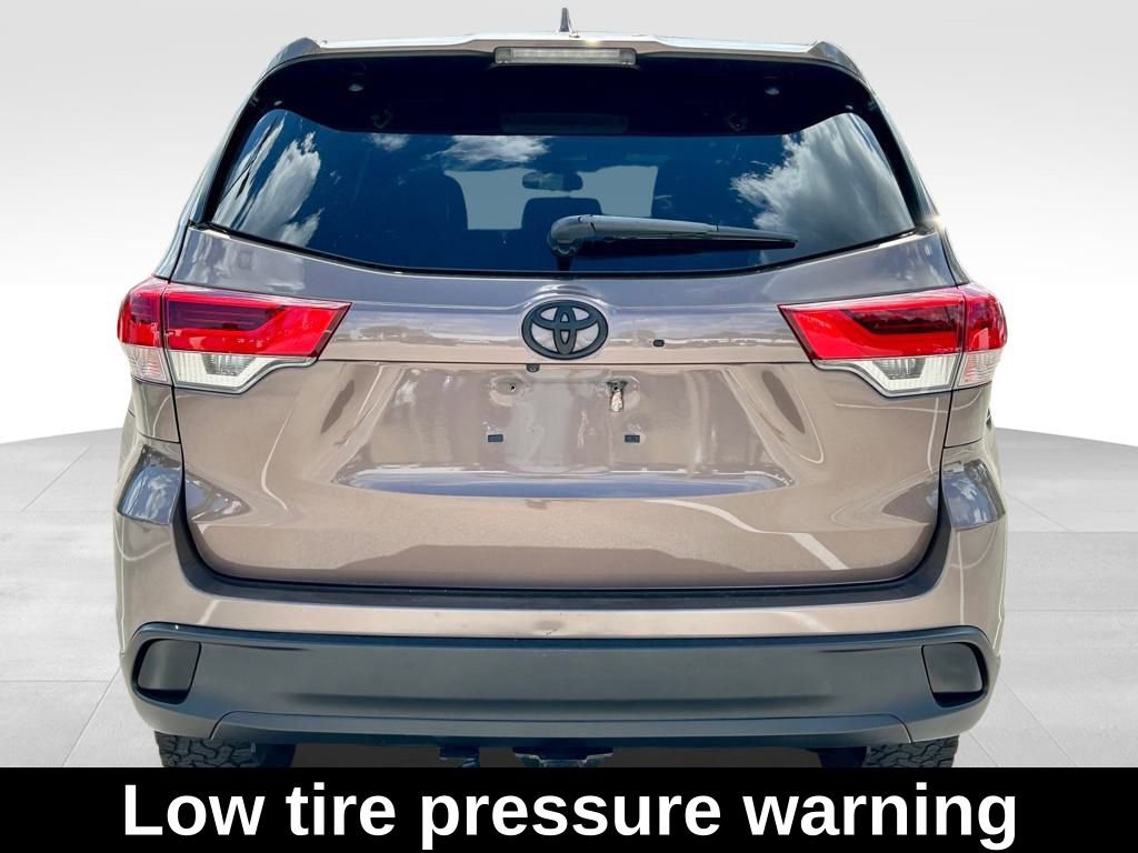 Used 2018 Toyota Highlander Plus FWD image 7
