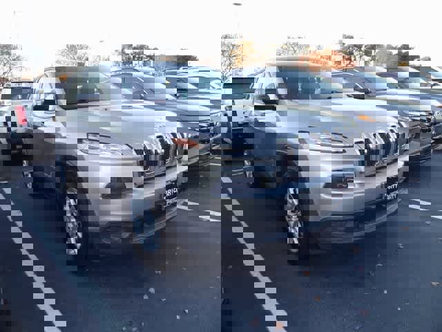 Used 2017 Jeep Cherokee Sport image 3