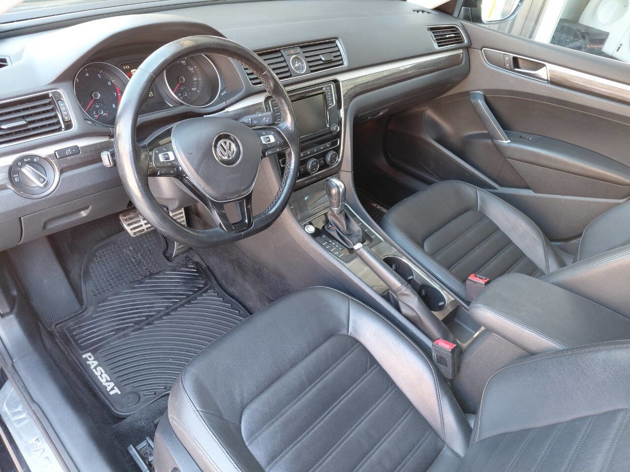 Used 2017 Volkswagen Passat 1.8T SEL Premium image 13