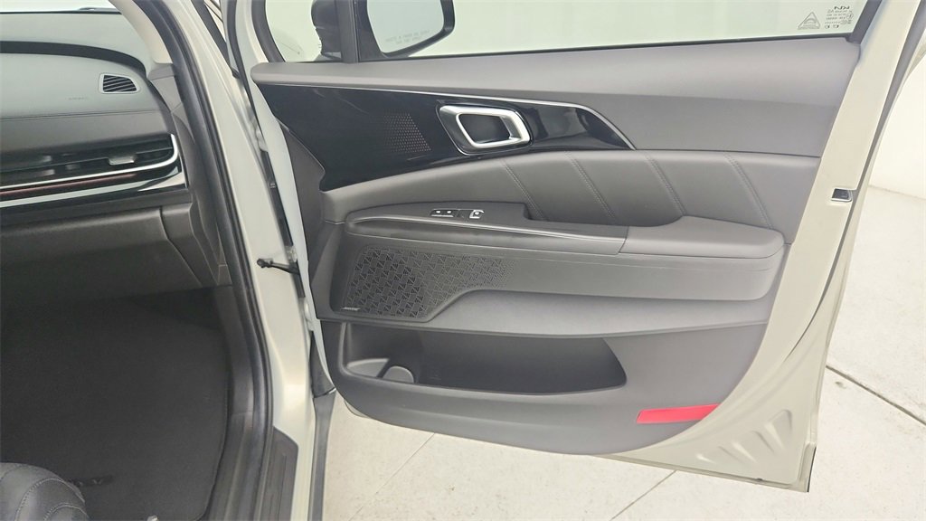 Used 2025 Kia Carnival SX Prestige image 36