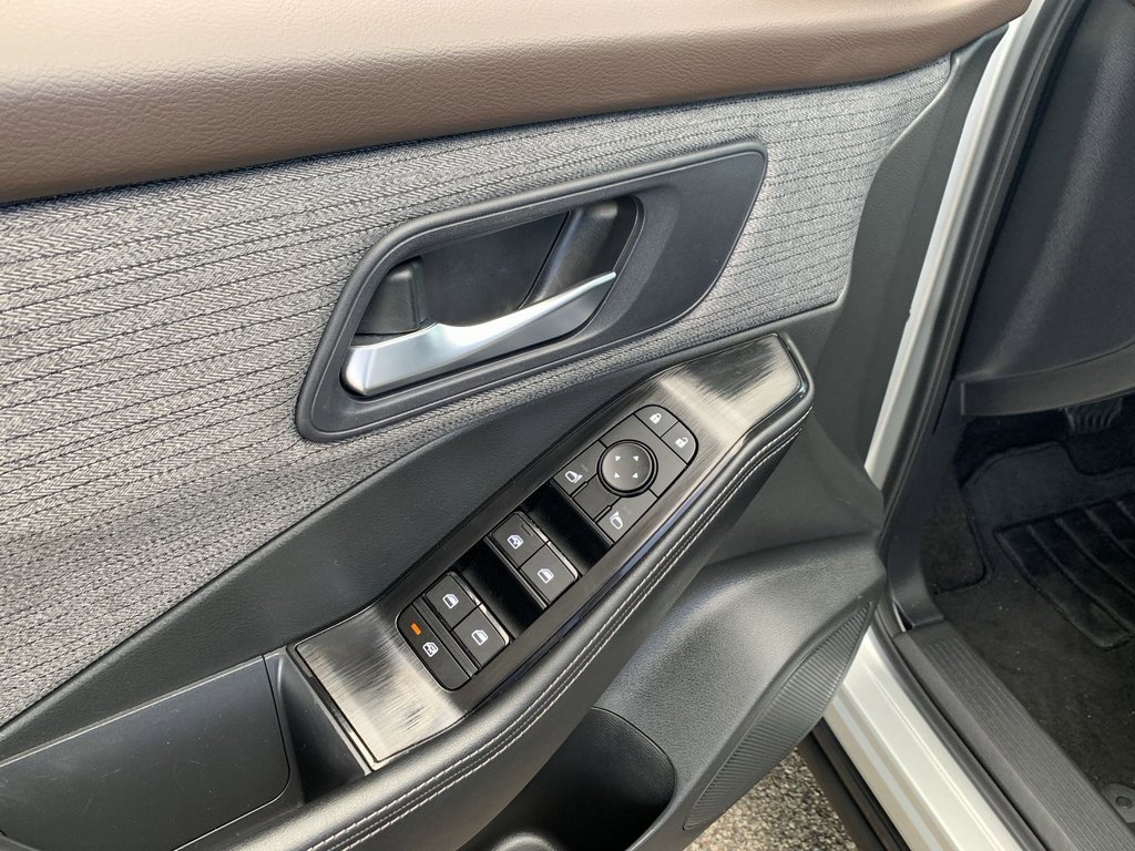 Used 2023 Nissan Rogue SV image 14