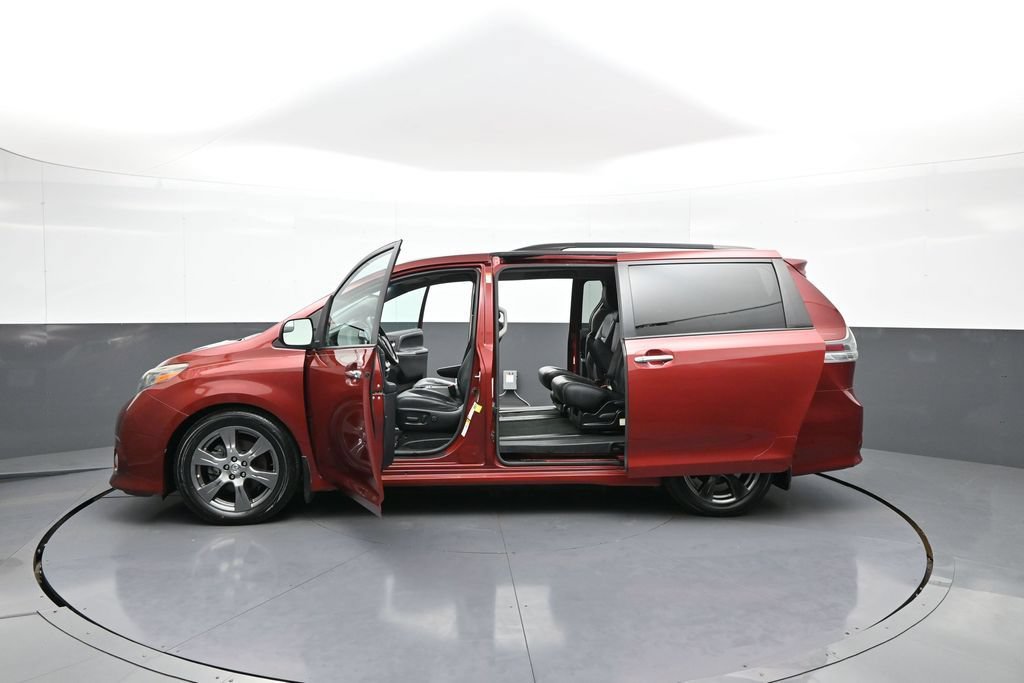 Used 2017 Toyota Sienna SE FWD image 45
