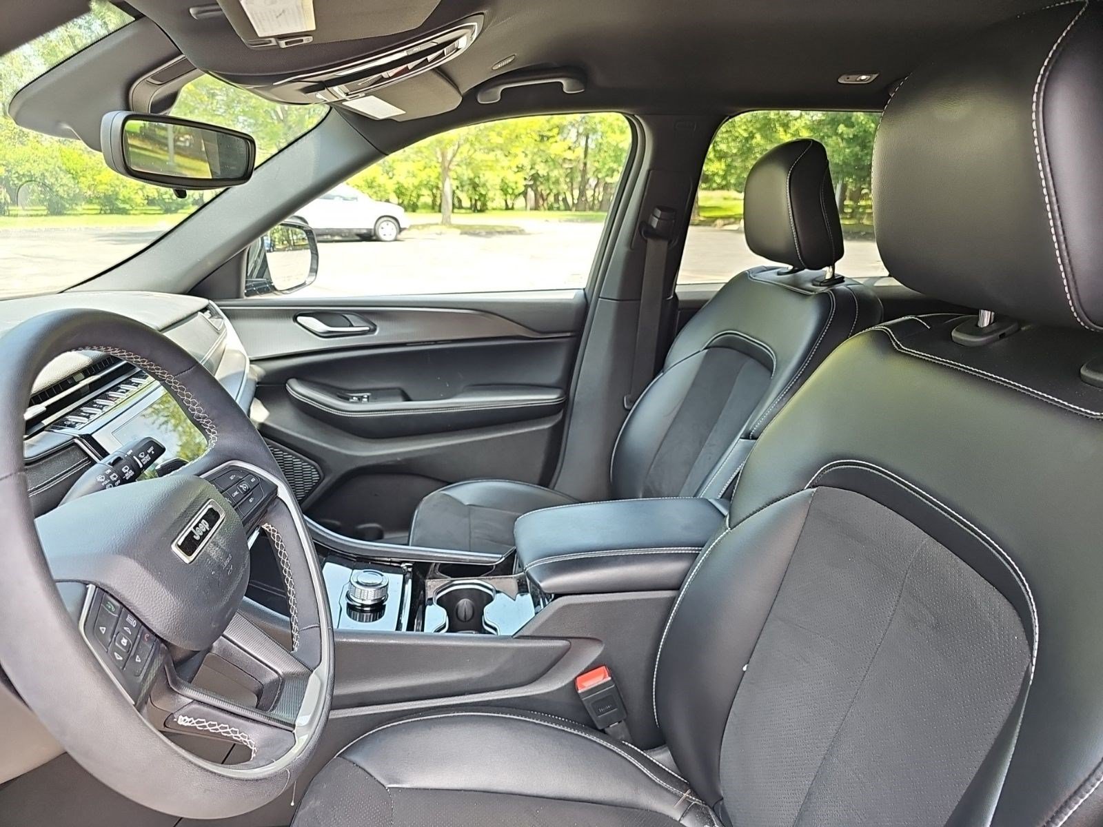 Used 2023 Jeep Grand Cherokee Altitude AWD/4WD image 18