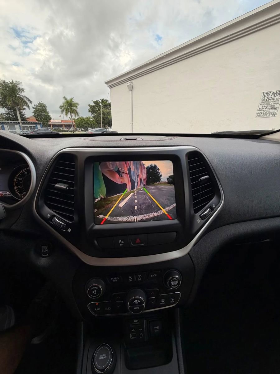 Used 2016 Jeep Cherokee Limited image 19