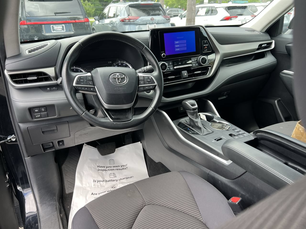 Used 2024 Toyota Highlander LE FWD image 30