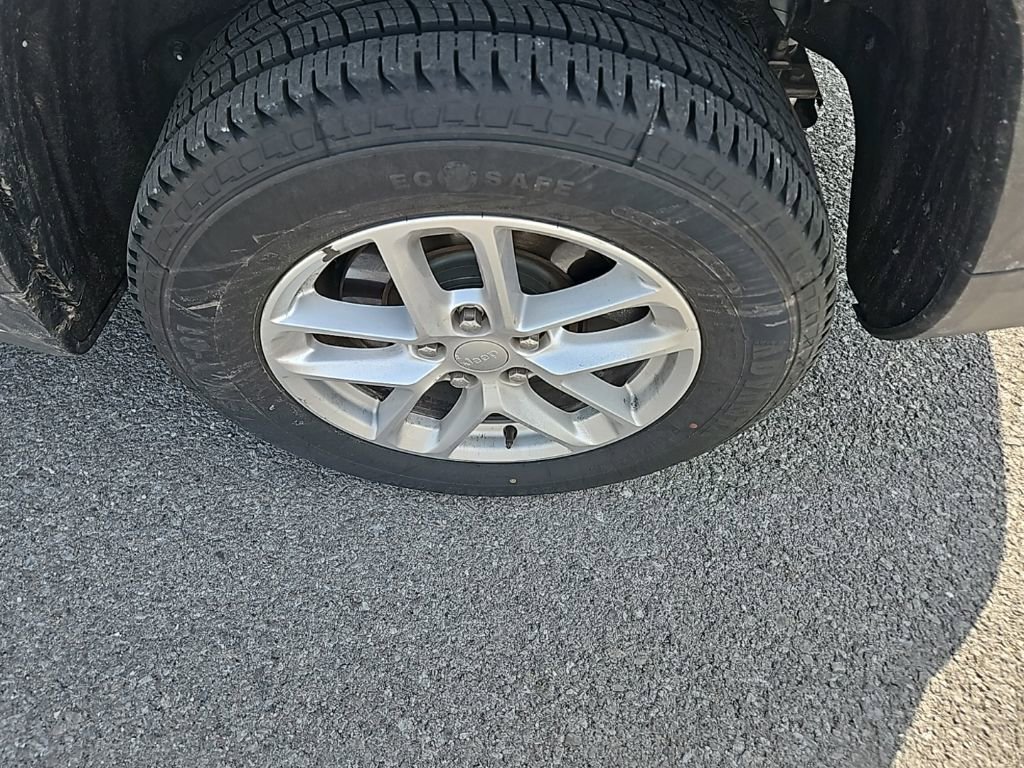 Used 2023 Jeep Grand Cherokee L Laredo image 12