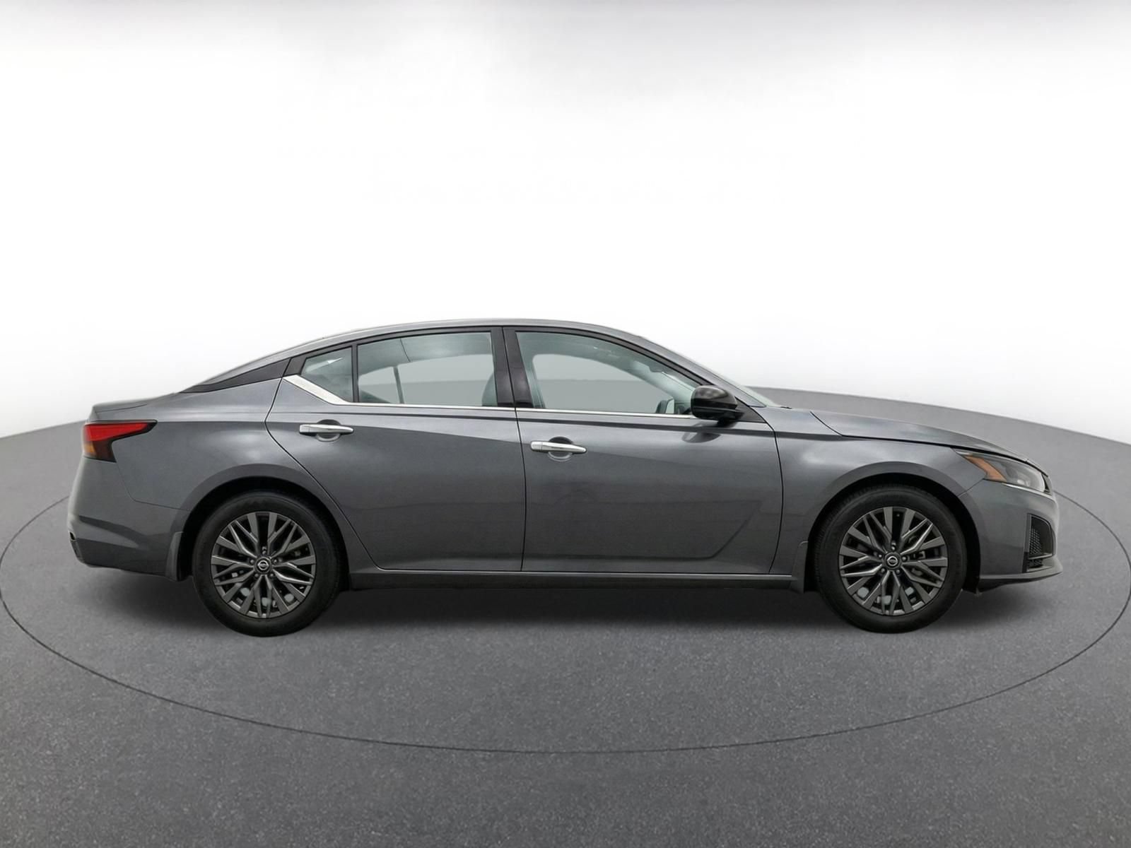 Used 2025 Nissan Altima 2.5 SV FWD image 10
