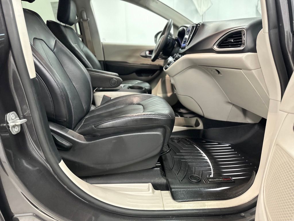 Used 2022 Chrysler Pacifica Touring-L image 25