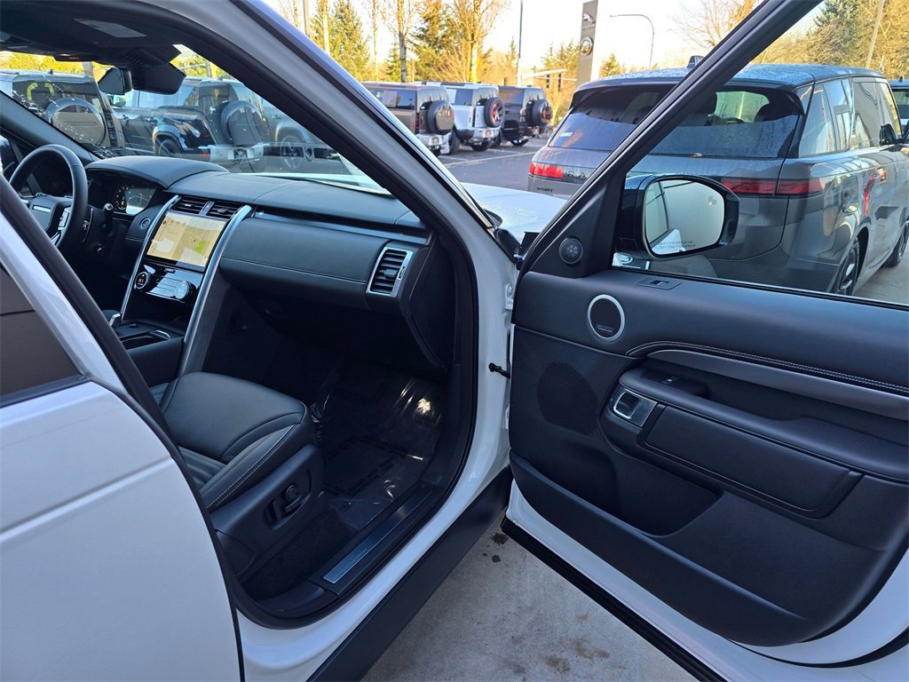 New 2025 Land Rover Discovery Metropolitan Edition image 32