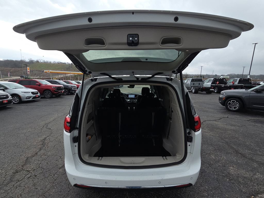 Used 2023 Chrysler Pacifica Touring-L image 30