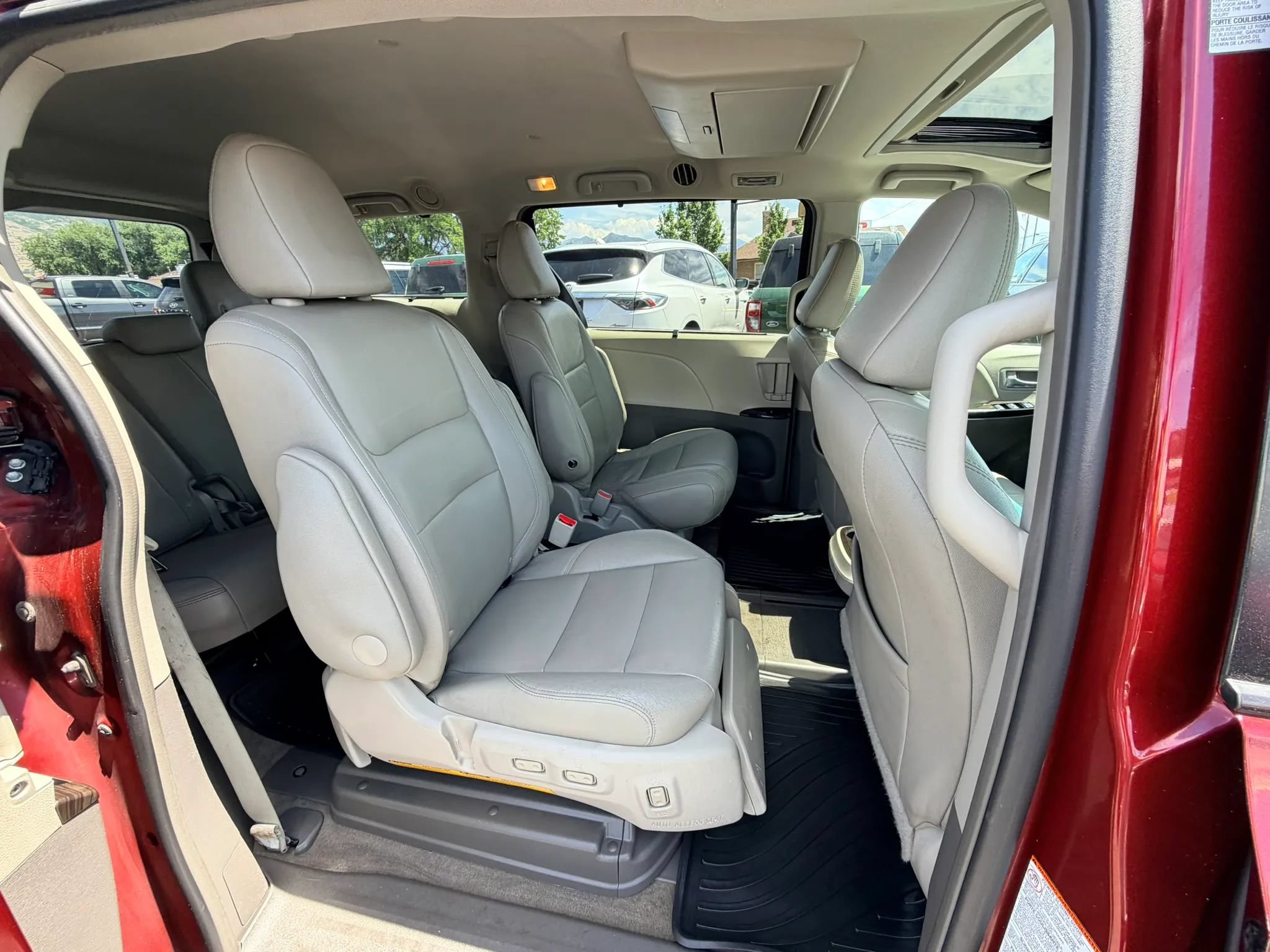 Used 2015 Toyota Sienna XLE w/ Entertainment Package FWD image 23