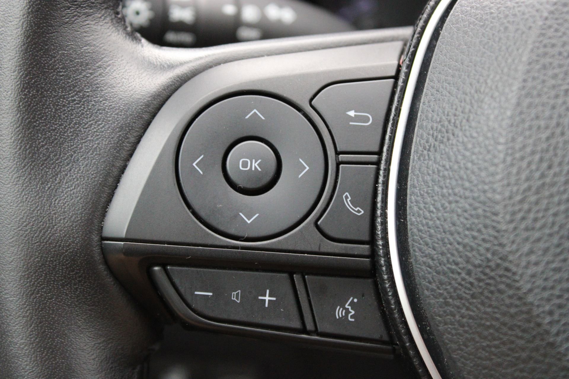 Used 2020 Toyota RAV4 XLE Premium AWD/4WD image 29
