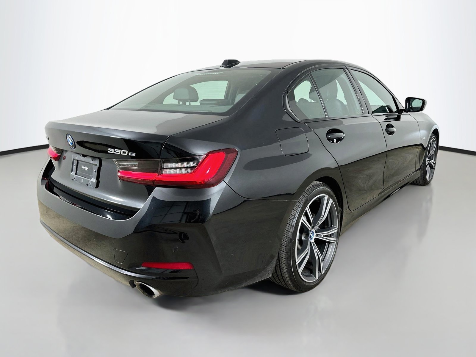 Used 2023 BMW 330e xDrive w/ Premium Package AWD/4WD image 5