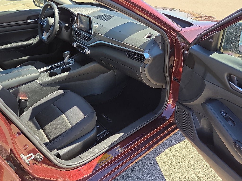 Used 2025 Nissan Altima 2.5 SV FWD image 11
