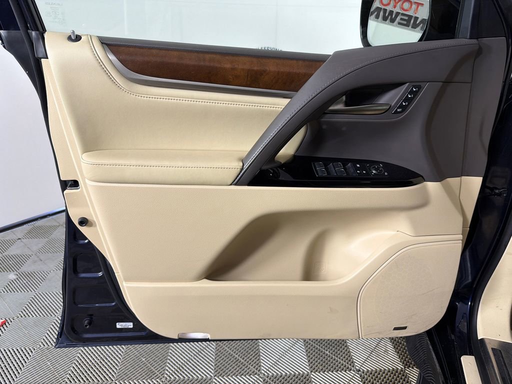 Used 2019 Lexus LX 570 4WD w/ Luxury Package image 12