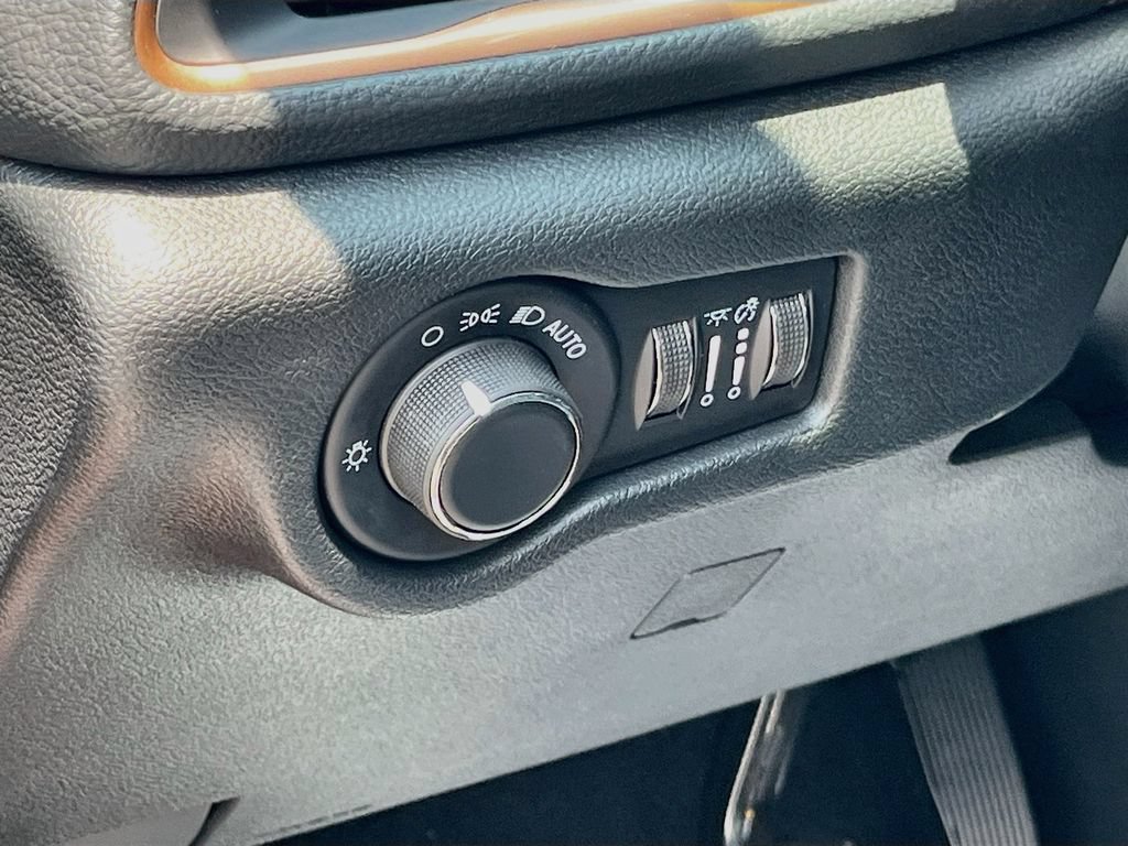 New 2027 Chrysler Pacifica Pinnacle w/ Theater Group FWD image 10