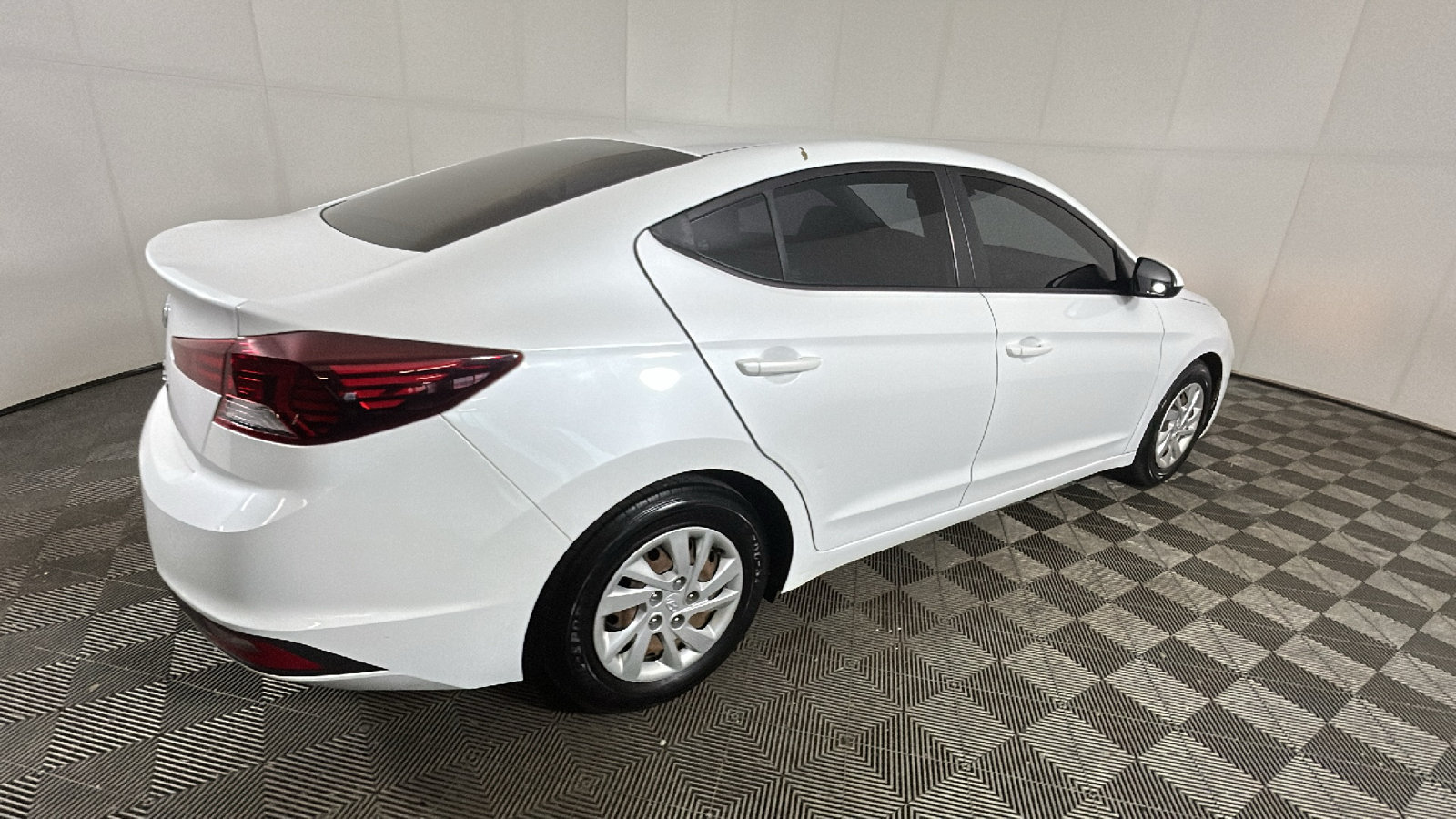 Used 2020 Hyundai Elantra SE w/ Cargo Package (C1) FWD image 3