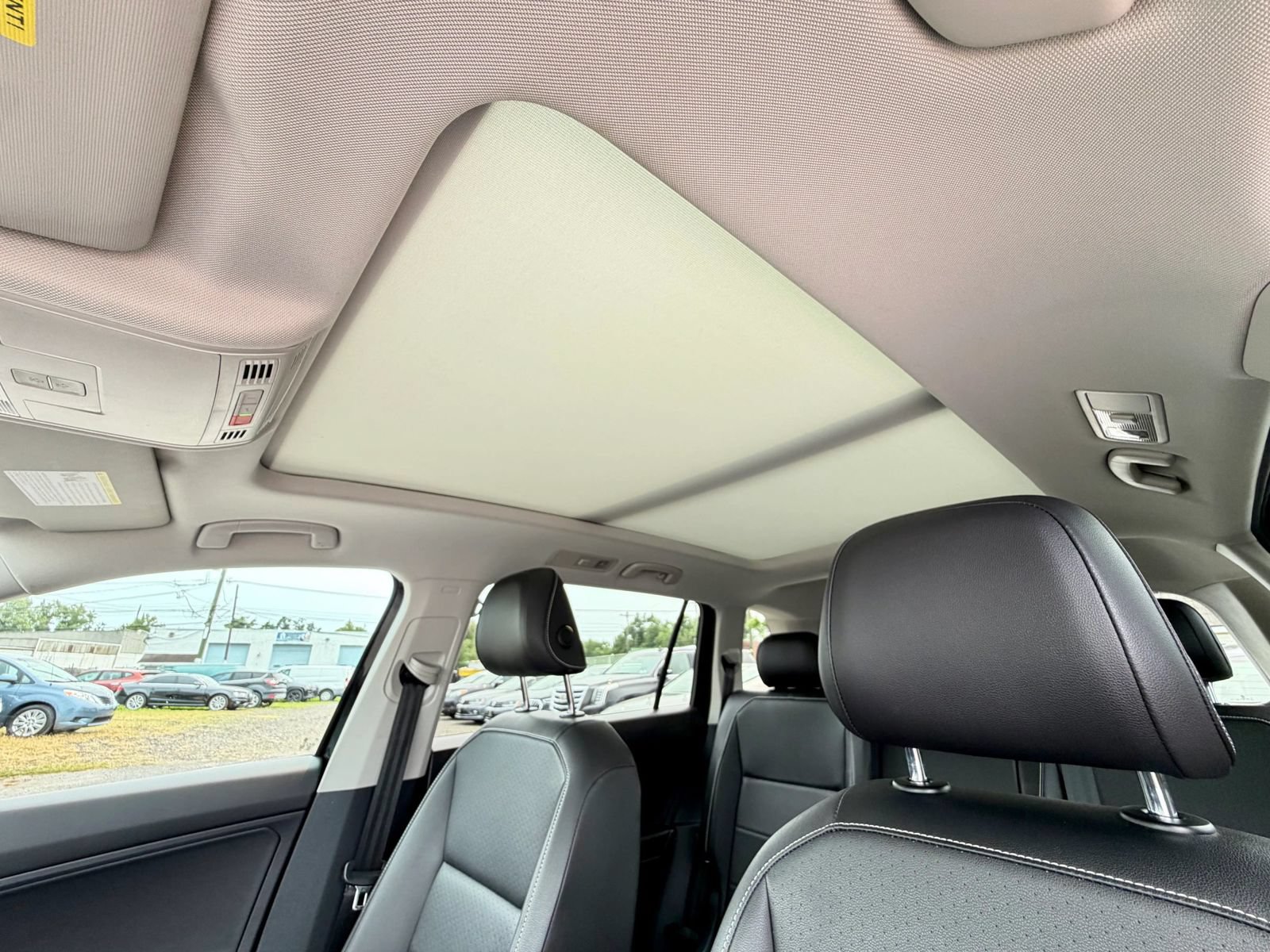 Used 2021 Volkswagen Tiguan SE w/ Panoramic Sunroof Package AWD/4WD image 26