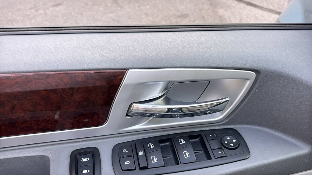 Used 2009 Chrysler Town & Country Touring FWD image 14