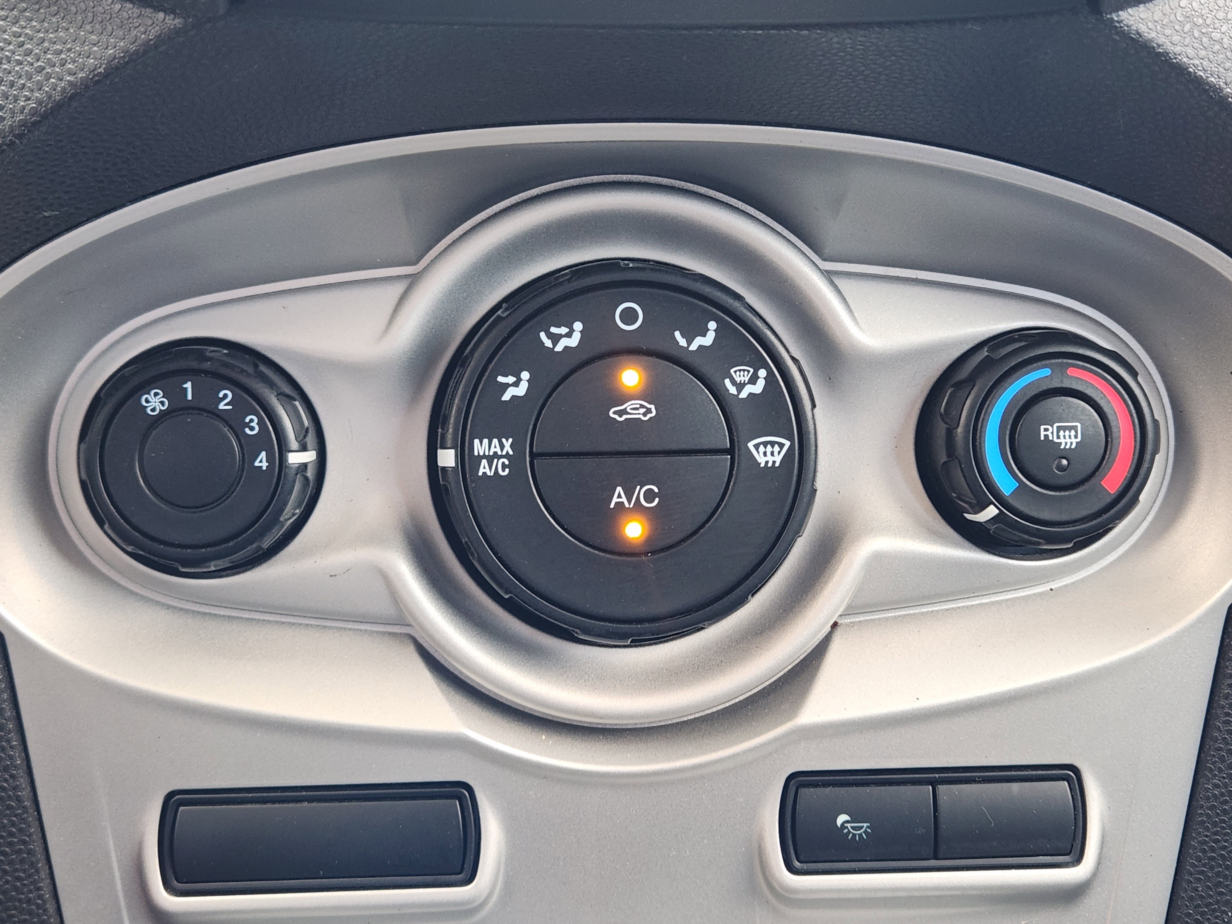 Used 2015 Ford Fiesta SE image 19