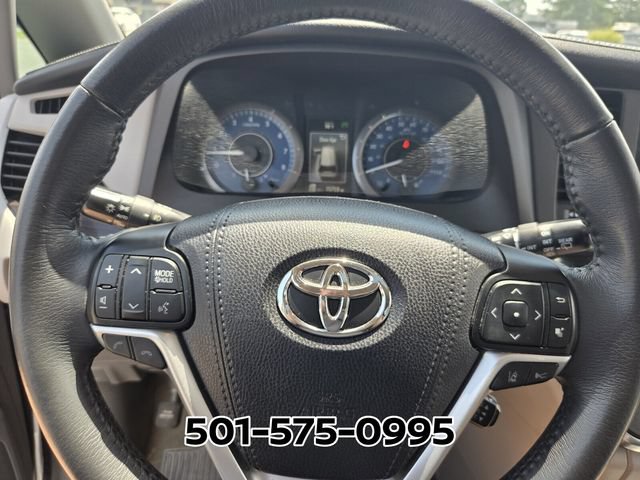Used 2018 Toyota Sienna XLE w/ XLE Navigation Package FWD image 24