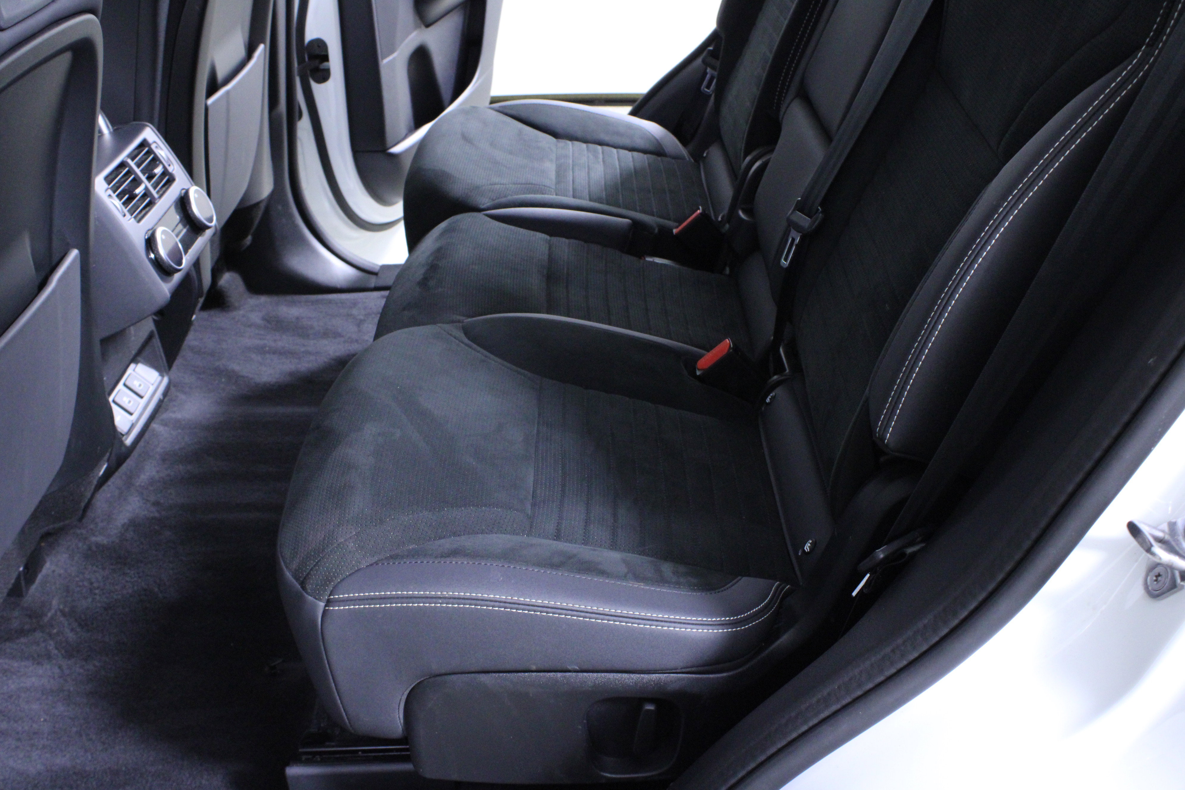 Used 2023 Land Rover Discovery S R-Dynamic image 13