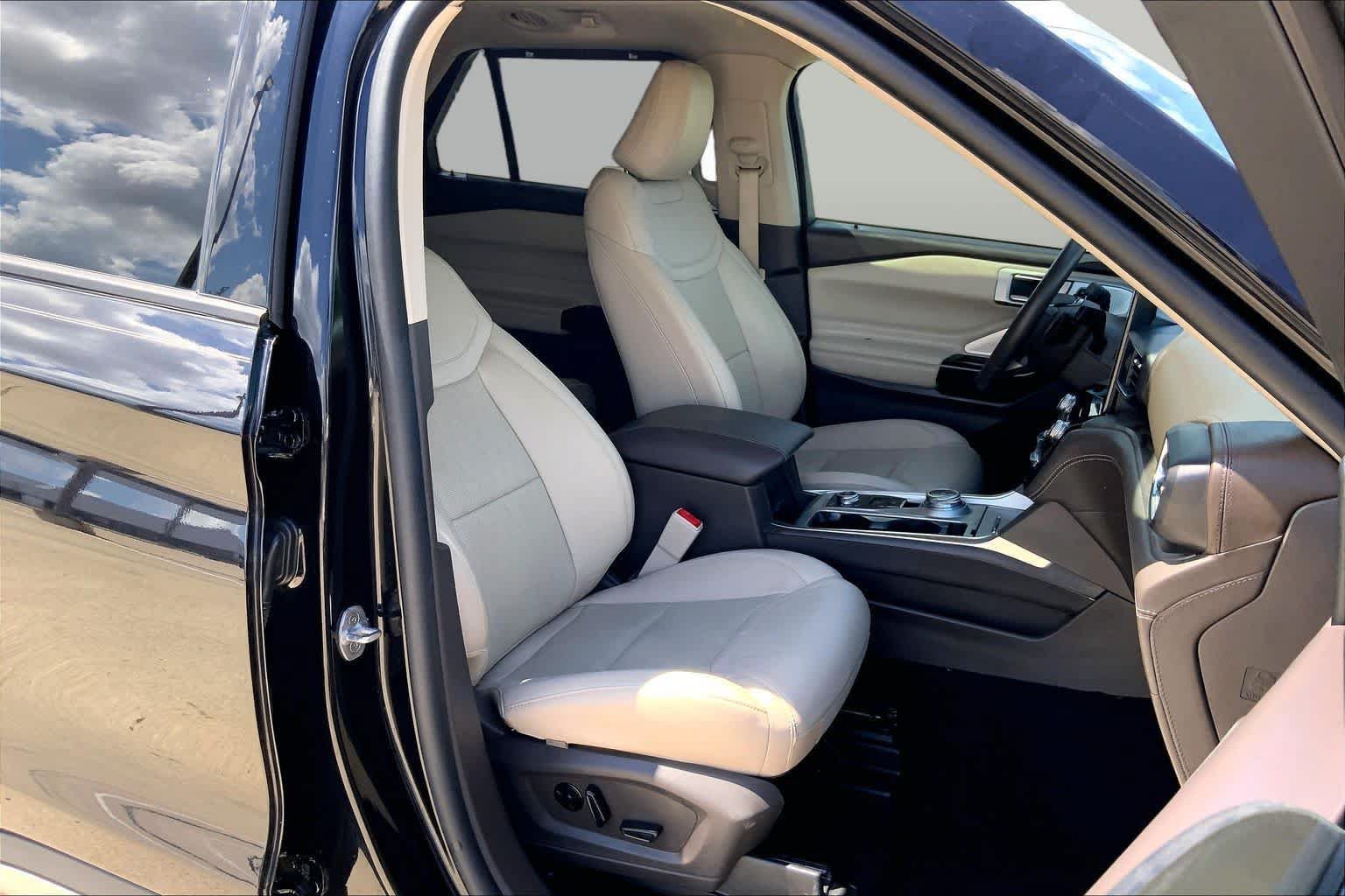 Used 2021 Ford Explorer Platinum w/ Premium Technology Package AWD/4WD image 9