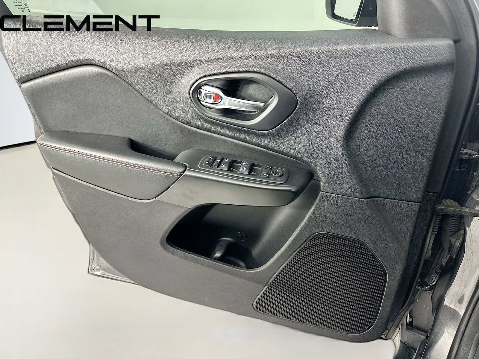 Used 2019 Jeep Cherokee Trailhawk w/ Cold Weather Group image 27